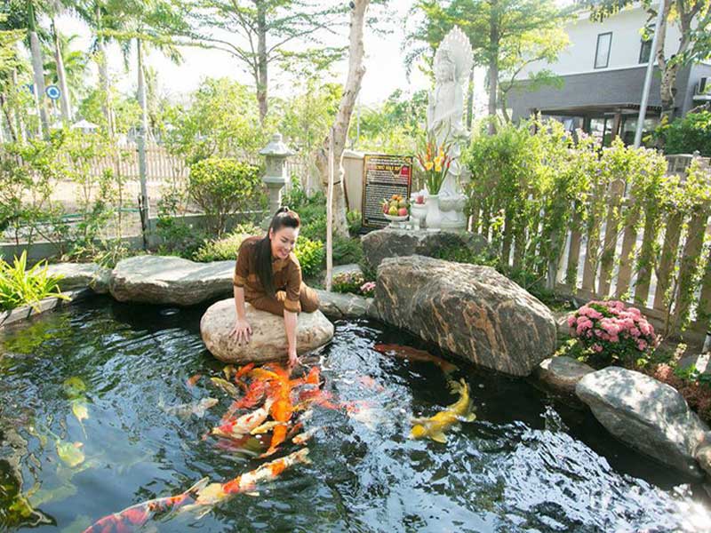 Ngắm biệt thự triệu đô bình yên với khu vườn rực rỡ sắc hoa cùng hồ cá Koi của Nhật Kim Anh giữa lòng Sài Gòn - Ảnh 4.