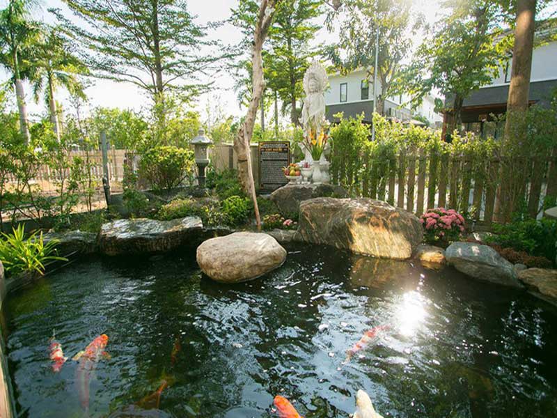 Ngắm biệt thự triệu đô bình yên với khu vườn rực rỡ sắc hoa cùng hồ cá Koi của Nhật Kim Anh giữa lòng Sài Gòn - Ảnh 2.