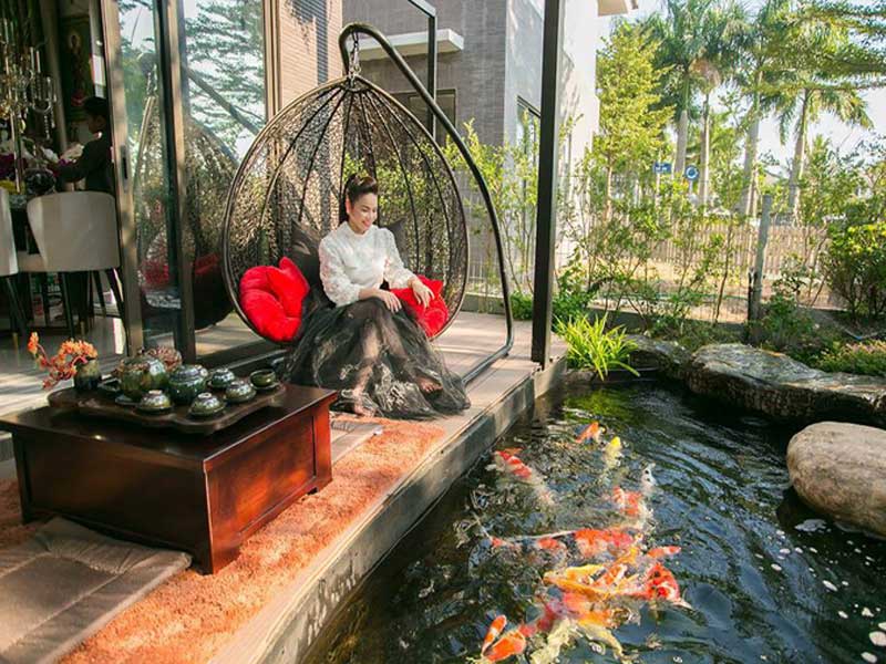 Ngắm biệt thự triệu đô bình yên với khu vườn rực rỡ sắc hoa cùng hồ cá Koi của Nhật Kim Anh giữa lòng Sài Gòn - Ảnh 6.