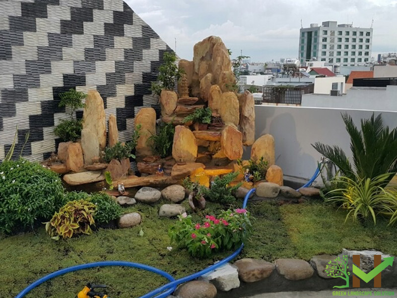 Hòn non bộ trên trần nhà