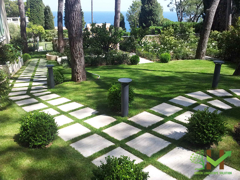 Sân vườn với diện tích rộng dễ dàng cho việc lựa chọn cây cảnh đẹp