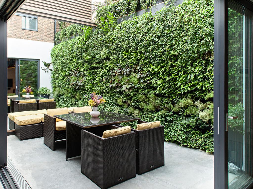 Vườn tường xanh mang lại không gian tươi mát giúp không gian mở rộng