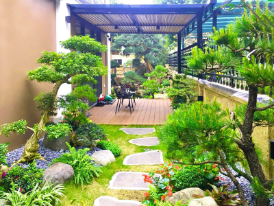 Sân vườn đẹp cuốn hút nhờ thiết kế lam che nắng cách điệu tô điểm không gian sống