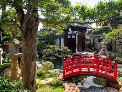 Chiếc cầu gỗ nhỏ xinh tạo điểm nhấn đặc trưng trong sân vườn Nhật Bản