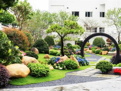 Thiết kế sân vườn Nhật Bản nổi bật với những bụi hoa nhỏ nhiều màu sắc rực rỡ xen kẽ bên lối đi uốn lượn mềm mại